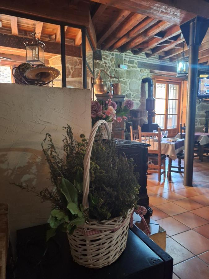 Hostal El Patio Restaurante San Bartolomé de Pinares Екстериор снимка